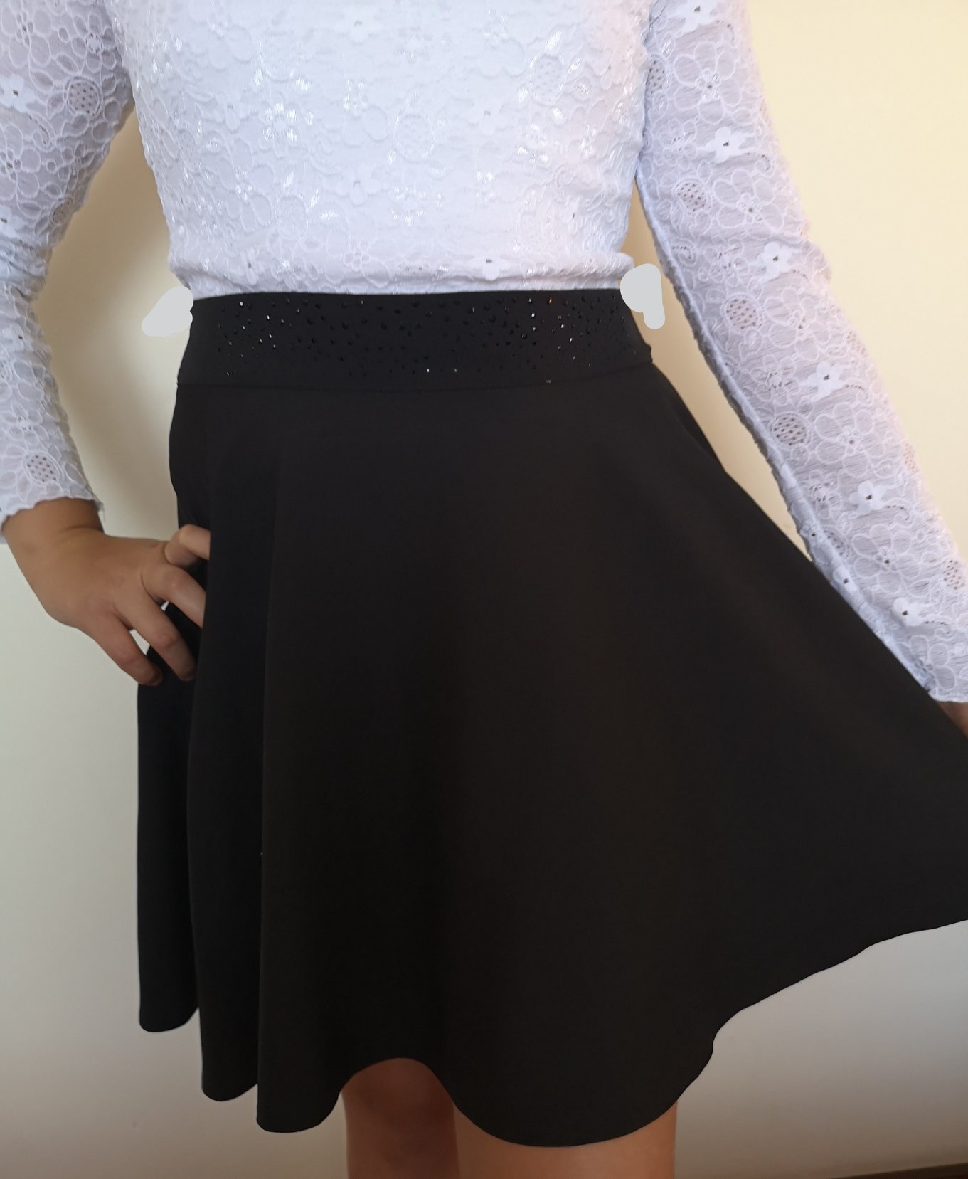 must pärlitega seelik