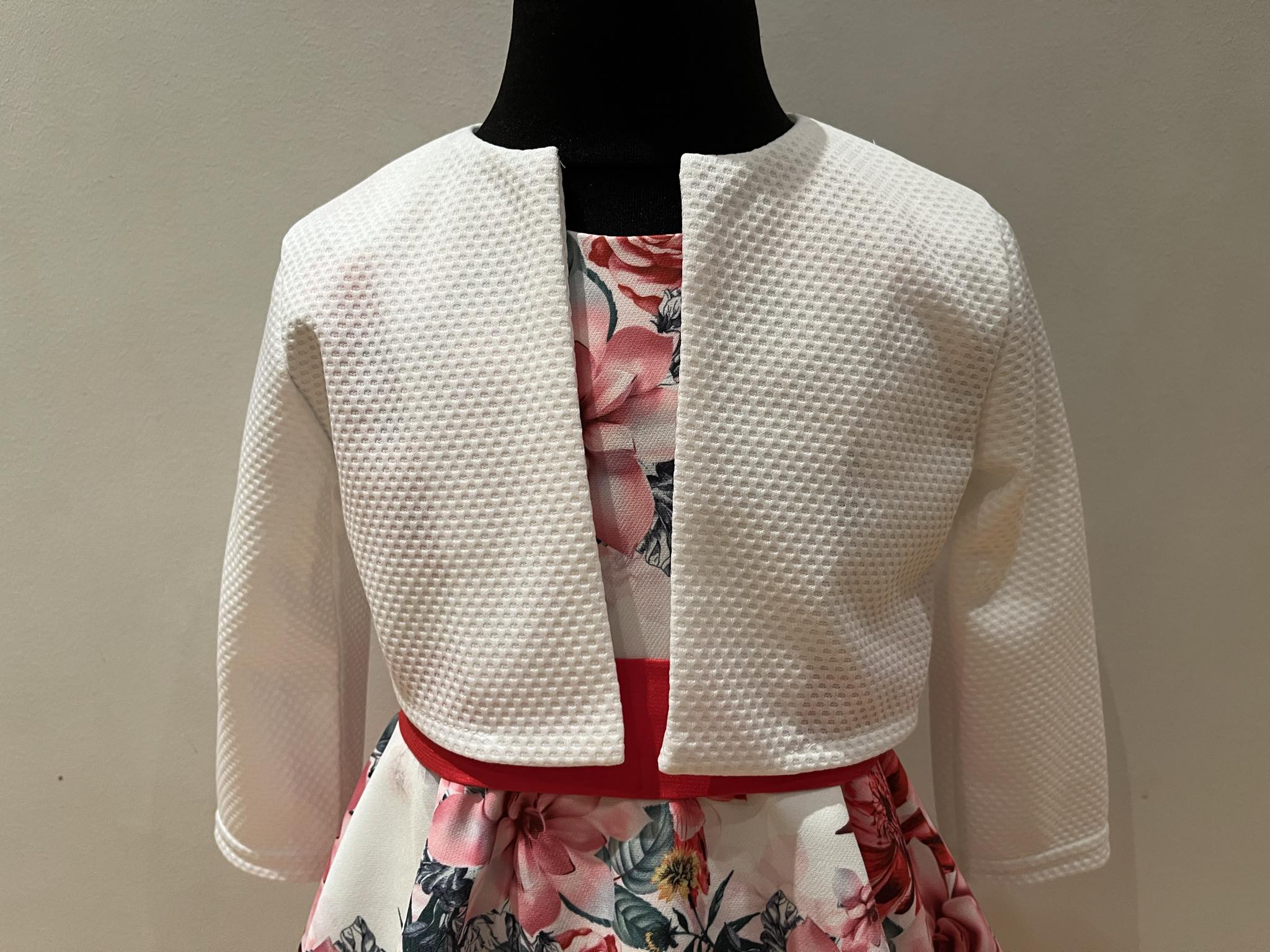 väike valge boolero